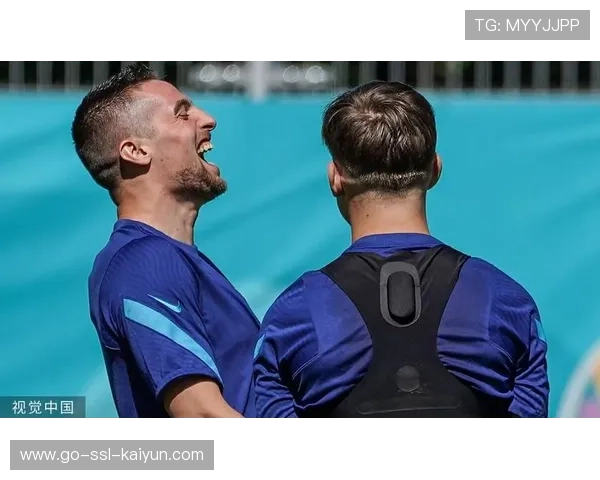 哈姆训练中点名连夸两位年轻后场